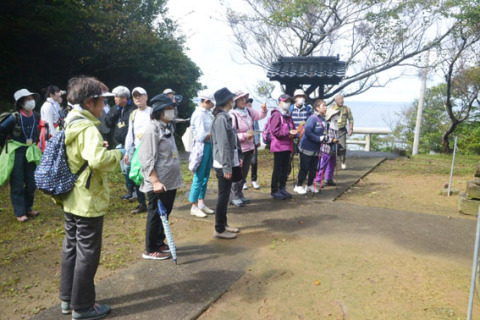 高台の温泉神社で眺望を楽しみ歴史探訪する参加者