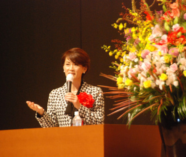記念講演で創立100周年に花を添えた有森さん