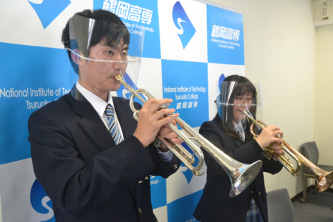 開発された管楽器奏者用フェースシールドを着けて演奏する鶴岡高専の学生