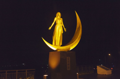 実行委設立を受けてライトアップされた「月の女神像」