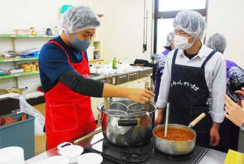 たわらやの調理室でパスタを調理する高校生たち