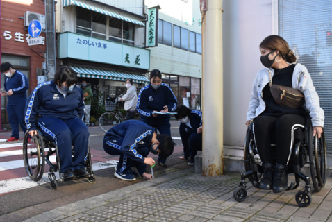 車いすユーチューバーの渋谷さんと共に鶴岡中央高の生徒たちが鶴岡市街地を巡り、段差や歩道の幅などを調査した