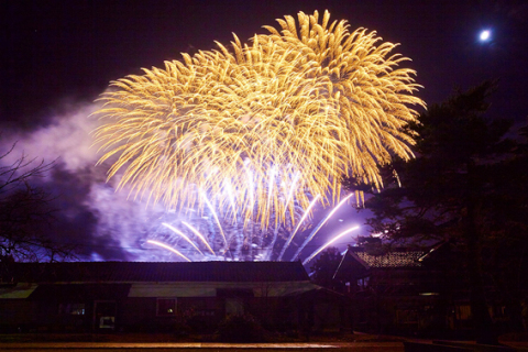 開墾150周年に向け、夜空に大輪の華を咲かせた