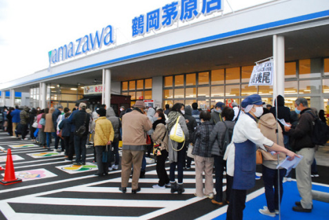「ＧｏＴｏイート」の食事券販売が始まり、大勢の購入希望者が店舗前に並んだ＝26日午前9時半ごろ、ヤマザワ鶴岡茅原店