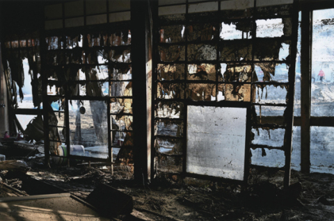 海老名さんの作品の1枚。台風19号で壊滅的な打撃を受けた養蚕農家を撮影したものという