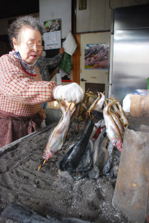 大黒様のお歳夜のお供え用のハタハタを焼いた＝9日午前、鶴岡市の三浦佐五兵衛鮮魚店