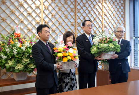 五十嵐組合長（右）、佐藤部会長（左）が「お礼の花かご」を贈呈＝8日