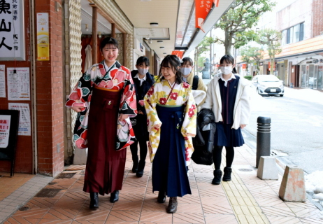 中心商店街をはかま姿で散策する酒田東高校生たち