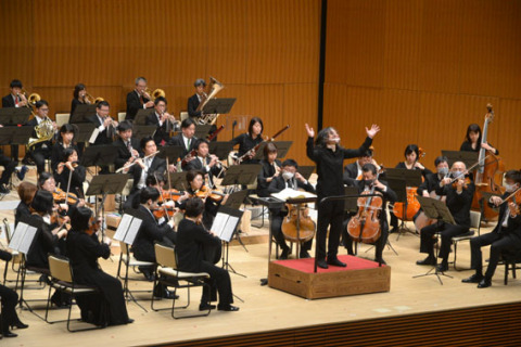 アンコールの「ラデツキー行進曲」で音楽祭を盛り上げた指揮の工藤さんと山響
