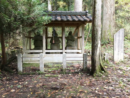 田川太郎の墓碑とされる五輪塔（鶴岡市田川）。田川太郎をシンボルにイメージ戦略を描く地域づくりが進められている