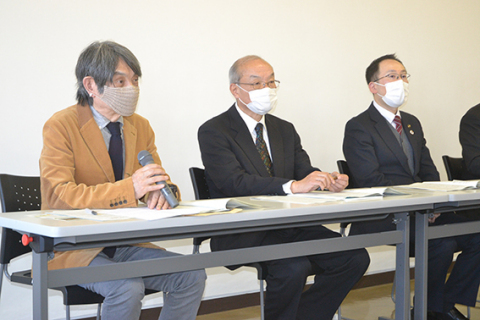 「新まちキネ」の運営方針などを説明する左から三浦社長、山木会長、皆川市長