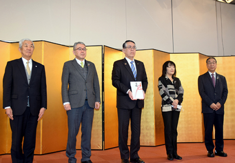 贈呈式で、記念撮影を行う新田社長（左から2人目）はじめ5者