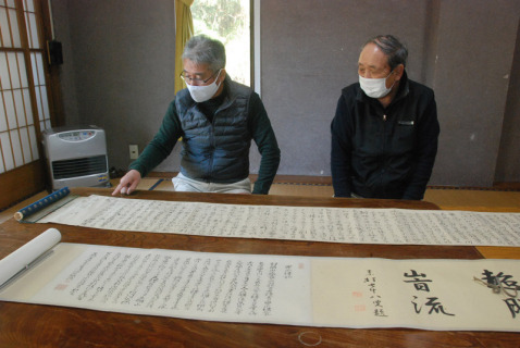 「嘉永の楽水楼記」を前にする菅原副会長（左）