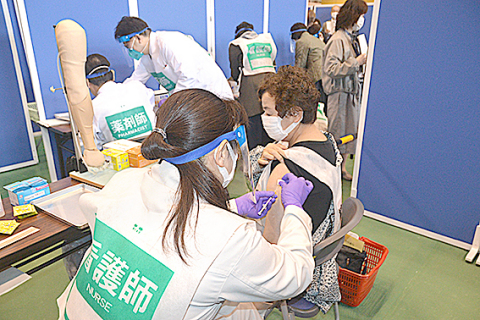 来月から始まる集団接種に向け、朝暘武道館で行われた模擬訓練