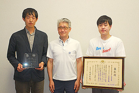 表彰状と記念の盾を披露する（左から）齋藤さん、佐藤会長、長南さん＝21日、鶴岡・出羽庄内国際村