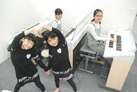 金賞を受賞した4人。手前左が高橋さん、右が伊藤さん。後ろ左が上林さん、右が小野寺さん＝鶴岡楽器・ヤマハ音楽教室