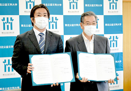 連携協定書を交わす神田学長（左）と國井社長