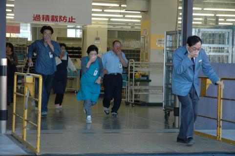 非常ベルが鳴り響く中、素早く職員たちが避難した＝鶴岡郵便局