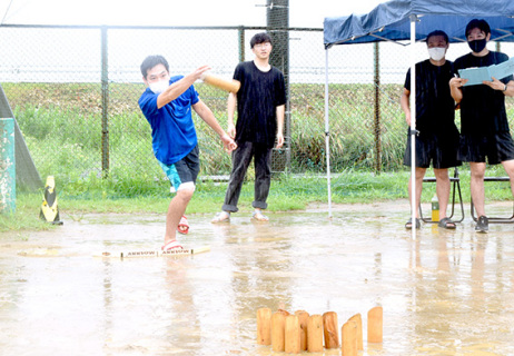 雨中の熱戦となった新スポーツ「モルック」の交流会
