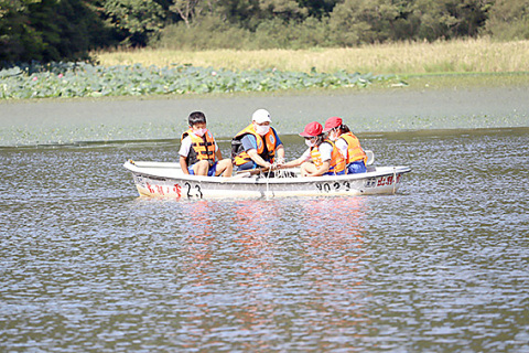 大山下池でボートを繰り出し水深を測る大山小の子どもたち