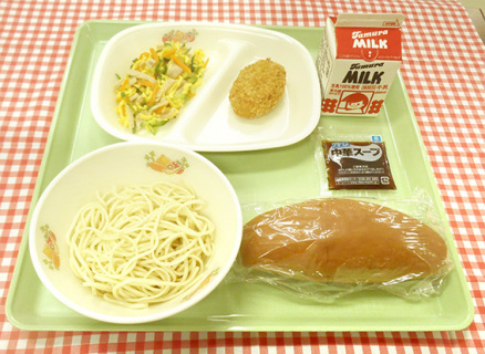 鶴岡市内の学校給食で提供された同市産小麦「ゆきちから」を使った冷やし中華（左が麺、その上が具）