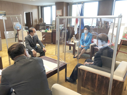 上野会長、加藤会頭、弦巻会頭の3人が吉村知事と懇談し、東北公益文科大の早期公立化を訴えた