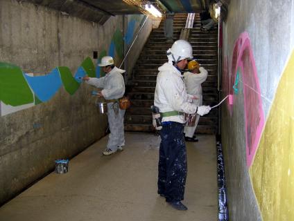 地下道で奉仕活動を繰り広げる庄内地区の塗装業者の若手職人たち