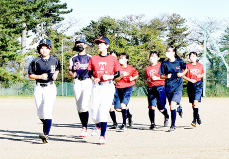 県内2例目となる女子中学生野球チームが発足。ランニングに精を出すメンバーたち