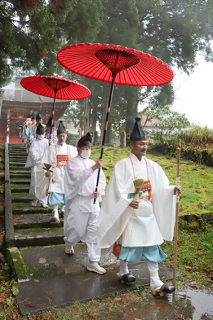 冬の訪れを告げる出羽三山神社の「松の勧進」