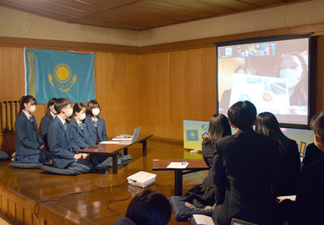 カザフスタンの大学生と交流する庄内地域の生徒たち