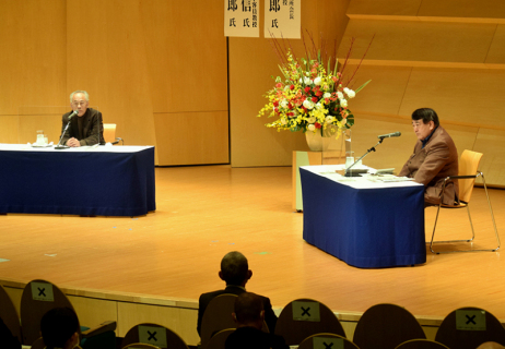 日本海物流における酒田港の重要性などについて対談した佐高さん（左）と寺島さん＝公益ホール