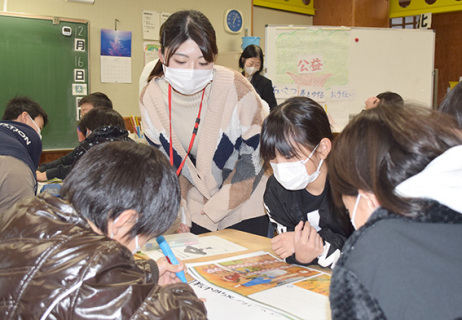 浜田小児童に対し授業を行う公益大の学生＝4年教室
