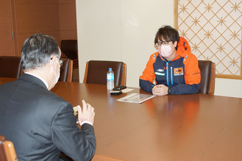鈴木社長（右）が丸山市長を表敬訪問