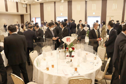 鶴岡市内の企業や各団体の関係者が賀詞を交わした＝4日、東京第一ホテル鶴岡