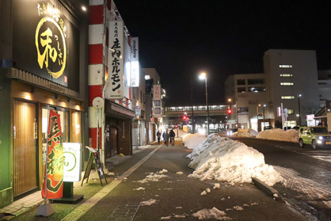 「まん延防止等重点措置」で飲食店には時短営業が要請される＝25日夜、鶴岡市