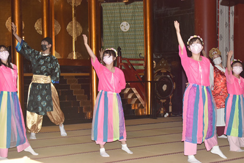 出羽庄内市民ミュージカルによる「蜂子の皇子物語」の奉納公演＝昨年8月、出羽三山神社