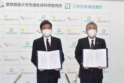 協定書に署名した冨田所長（左）と大山社長