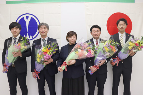 花束を手にした「ＳＥＡＤＳ」の1期生5人。左から上林さん、佐藤さん、須藤さん、冨樫さん、芳賀さん
