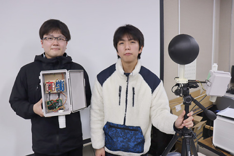 ボックス型の「ウェザーステーション」を持つ皆川さん（左）と齋藤さん
