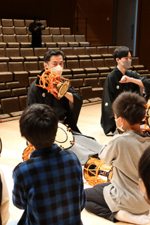 人間国宝の大倉さんが、小鼓演奏の基本を子どもたちに直接指導した