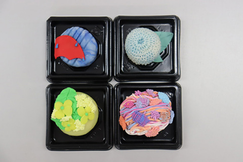 本物の和菓子にする生徒4人の粘土細工作品