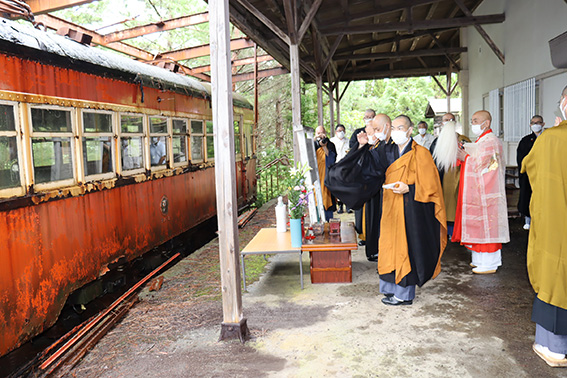 旧善宝寺駅舎解体へ ホームに関係者集い感謝伝え工事の安全願う 旧善宝寺駅舎解体へ ホームに関係者集い感謝伝え工事の安全願う
