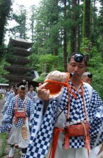 日本遺産「生まれかわりの旅」が認定継続とともに、他のモデルとして重点支援地域に選ばれた。出羽三山神社の山伏修行「秋の峰」＝2019年8月26日