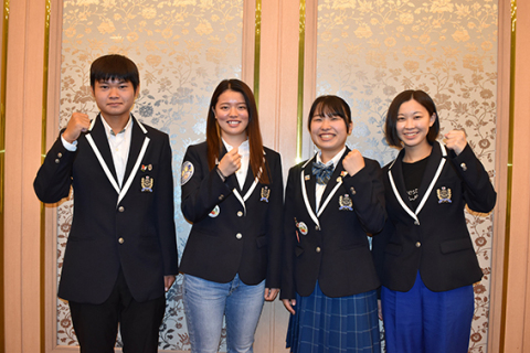 「民間親善大使」として留学に臨む、左から工藤さん、堀米さん、渡部さん、後藤さん＝先月23日