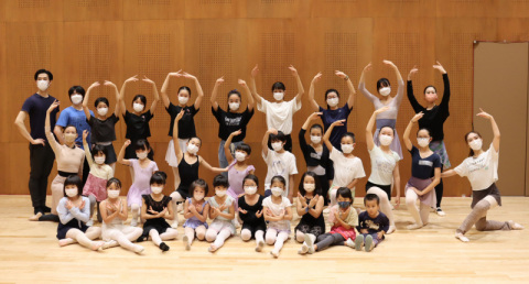 島添さんと同僚ダンサーが参加した子どもたちと記念撮影