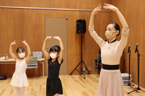 子どもたちにバレエの楽しさを伝える島添さん（右）
