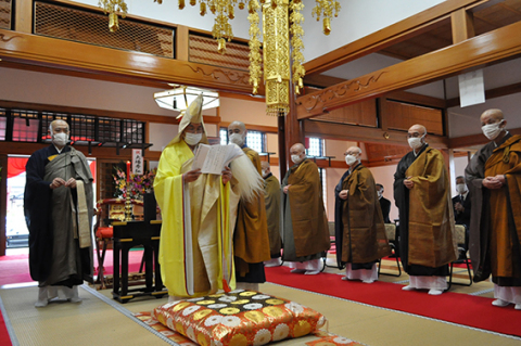 總穏寺の移転400年を記念する法要が行われ、僧侶たちが本尊三拝や般若心経を読経した