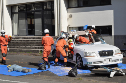 鶴岡市消防本部の救助隊が倒木などの下敷きになった車両からけが人を救出する訓練を展開した