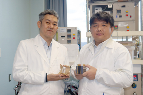 発電力を向上させたポリマーブラシシリカ粒子を持つ森永教授（左）と窒素ドープカーボン触媒を使った燃料電池を持つ伊藤准教授
