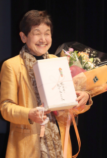 講演後、贈られた花束を手に笑顔の坂東さん